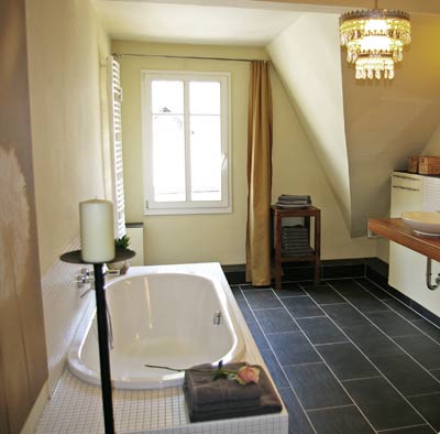 Bad mit Badewanne und Dusche