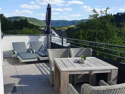 Balkon mit Blick aufs Wasser