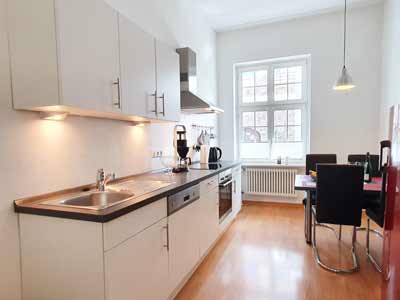 Moderne, komplett eingerichtete Küchenzeile