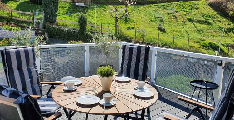 Ruhiger Balkon zur Weinbergseite mit Blick in den Garten