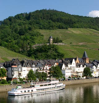 Mosel - Blick auf die Altstadt von Zell Mosel